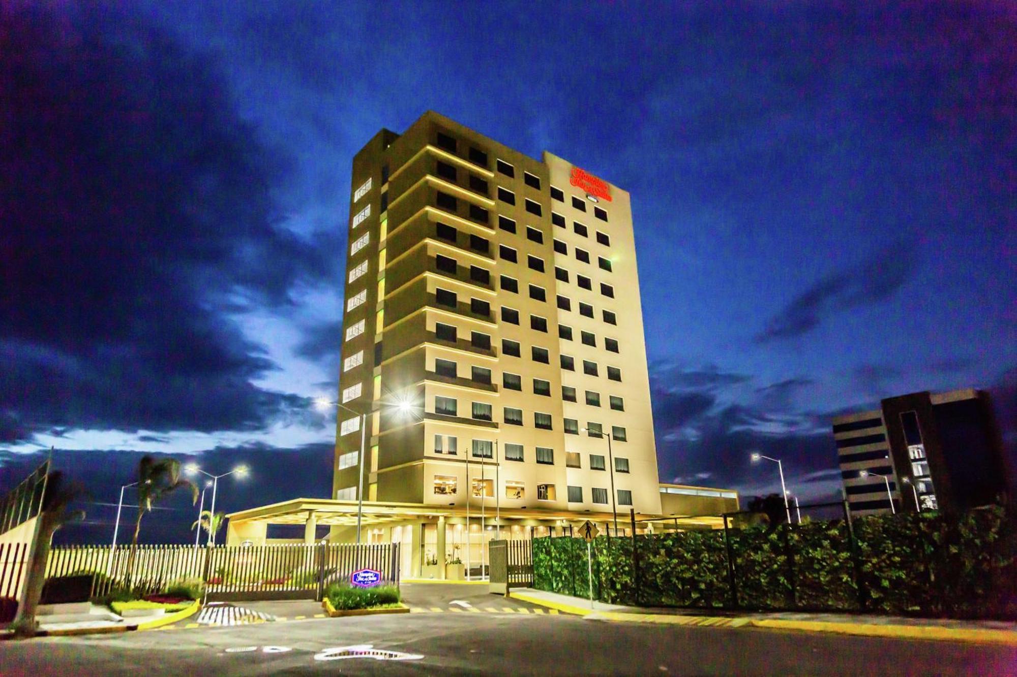 Hampton Inn & Suites By Hilton Пуэбла Экстерьер фото