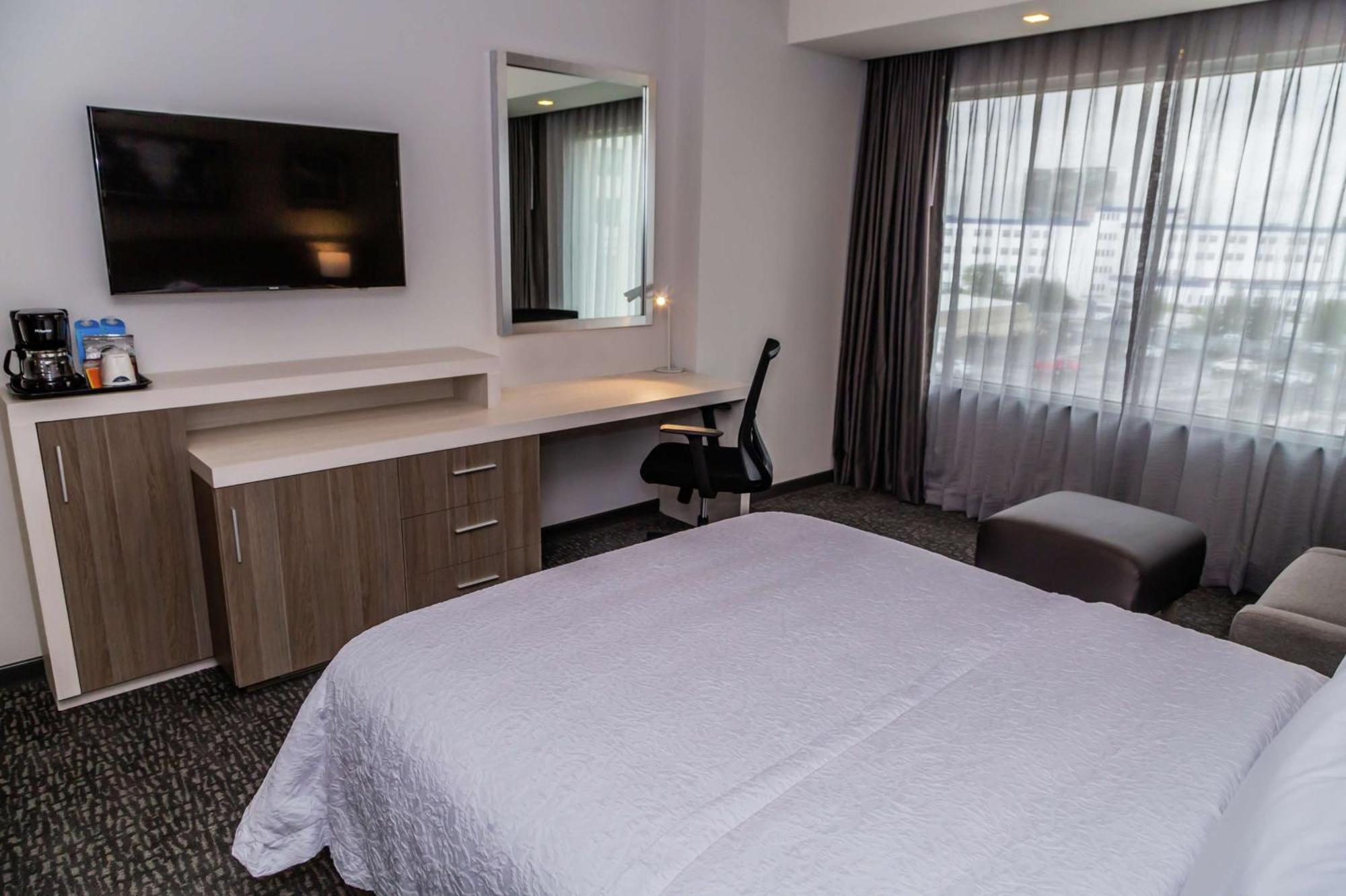 Hampton Inn & Suites By Hilton Пуэбла Экстерьер фото